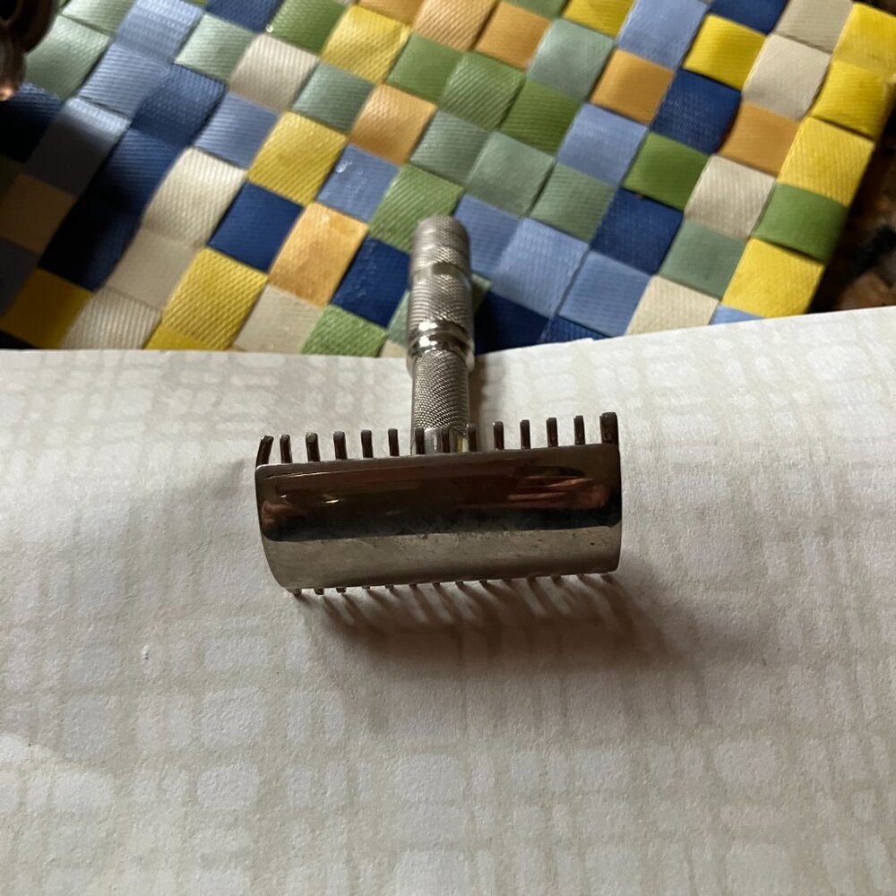 Vintage Steel Razor - Picture 4 of 4